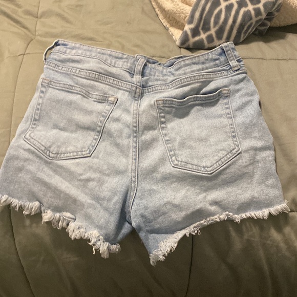 B ORIGINAL denim shorts - large - Picture 3 of 3